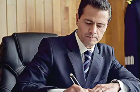  ??  ?? REUNIÓN. El Presidente Enrique Peña Nieto recibió a líderes de opinión, ayer, en Los Pinos.