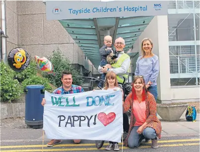  ?? Picture: Dougie Nicolson. ?? Pappy days for charity: Jon Farle with his grandson Ezekiel King, 2, and, from left, Stephen King, Isabella King, 5, Katy King and TCCL secretary Hazel Melrose.