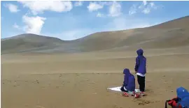  ??  ?? BELOW Zainab and her racing partner Nelofar stopped for daily prayers throughout the 2015 Gobi March. This was about midway through the race.