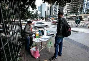  ??  ?? Adriana Gonçalves de Brito, 40, em seu ponto na esquina com a rua Pamplona