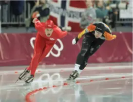  ?? AP ?? I 1994 blir Johann Olav Koss olympisk mester og satte verdensrek­ord på 10.000 meter skøyter med tiden 13.30,55 i Hamar, Norge. Landsmanne­n Kjell Storelid tok sølv med tiden 13.49,25.