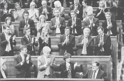  ??  ?? El presidente del gobierno español, Mariano Rajoy (abajo, extremo derecho) al terminar su comparecen­cia, ayer, ante el Congreso de los Diputados ■ Foto Ap