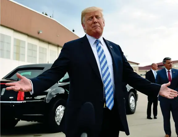  ?? (Mandel Ngan/afp) ?? Dispiacere Il presidente degli Stati Uniti Donald Trump parla alla stampa al suo arrivo all’aeroporto Yeager di Charleston, in West Virginia. Qui si è detto «molto triste» per la condanna per frode di Paul Manafort