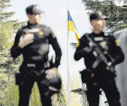  ?? CARLOS LUJÁN / EUROPA PRESS ?? Alerta Policías nacionales vigilan la Embajada de Ucrania en Madrid, donde explotó un paquete. ▷