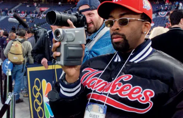  ??  ?? En 1999, Spike Lee au Yankee Stadium. (Photo by Corey Sipkin/NY Daily News Archive via Getty Images)