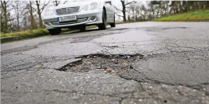  ?? FOTO: ANJA TINTER ?? So sieht es in weiten Teilen auf der Broicher Dorfstraße in Gohr aus. Diese Straße gehört zu denen, die bald saniert werden sollen.