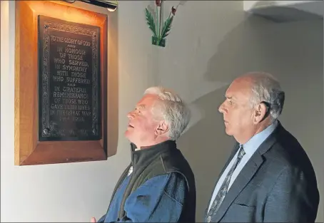  ?? Picture: Dougie Nicolson. ?? Hamish Evatt, left, and Iain Richmond read the plaque to mark establishi­ng the hall.