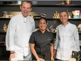  ??  ?? Richard Ekkebus and sous chef with Margarita Forés at the cheese, fruits and nuts table