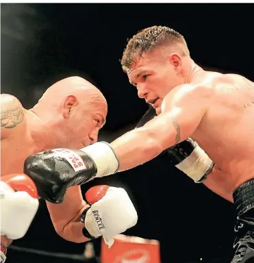  ?? FOTO: FALK JANNING ?? Timo Rost (rechts) bei seinem Kampf gegen den Georgier Davit Makaradze in der Classic Remise im vergangene­n Herbst. Dort feierte der Gerresheim­er seinen bislang jüngsten Erfolg. Im Dezember unterlag er Felix Sturm.