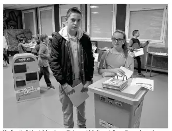  ??  ?? Mardi matin, Ericka et Kylan, deux collégiens, ont fait découvrir l’exposition sur le recyclage du papier à une classe de l’école Paul-Bert de Neuville-lès-Dieppe.