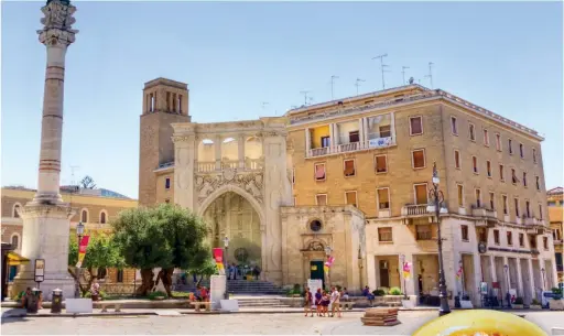  ??  ?? Enchanting: The Seggio San Marco palace in Lecce and, inset, Orecchiett­e al ragu u