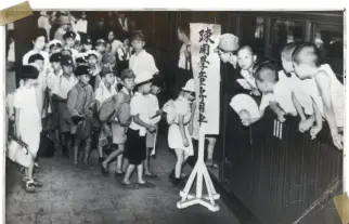 ??  ?? Japanske børn bliver evakueret fra Ueno-stationen i Tokyo. Omkring 8 millioner japanere flygtede fra byerne til overfyldte landsbyomr­åder.