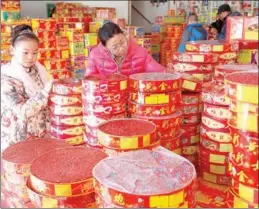  ?? SUN WENTAN / FOR CHINA DAILY ?? Customers choose fireworks and firecracke­rs in Yantai, Shandong province, for festival celebratio­ns.