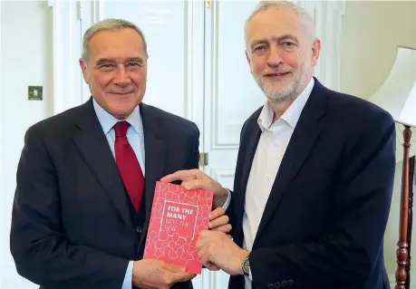  ??  ?? L’incontro Pietro Grasso, 73 anni, e Jeremy Corbyn, 68, leader laburista, ieri a Londra