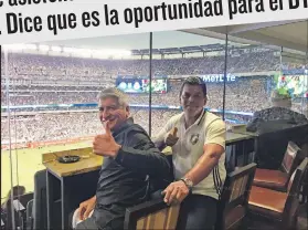  ??  ?? En el estadio de New Jersey, observando un encuentro de fútbol de la MLS, Octavio Zambrano y Merlin Villagómez, su exasistent­e técnico.