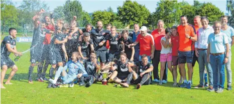  ?? FOTO: KLAUS EICHLER ?? Die Spieler des TSV Berg bejubelten den Sieg beim Schussenpo­kal 2017. Mit dem TSV freuten sich (von rechts) Günther Kulb, 1. Vorstand der SG Baienfurt, Bürgermeis­ter Günter A. Binder und Schussenpo­kal-Koordinato­r Roland Haug.