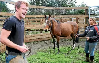  ?? DEREK FLYNN/FAIRFAX NZ ?? Marlboroug­h farrier Innes Redwood, left, with groom Delphine Pasquier and 5-year-old eventer Fudgette.