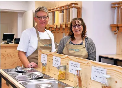  ?? FOTO: JÜRGEN MOLL ?? Judith Voss (l.) und Katja Schöpfl haben ihren Unverpackt-Laden nun offiziell eröffnet.