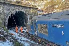  ?? NETWORK RAIL ?? No. 37422 stands by the entrance to Standedge tunnel to allow crews to remove icicles manually.