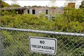  ?? SEAN D. ELLIOT/THE DAY ?? A fence blocks access to the decaying mill building at Yantic Falls in Norwich on Friday.