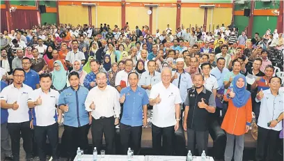  ??  ?? TANGANI KEKURANGAN: Riot (depan, empat kanan) bersama Ramlan (depan, tiga kanan), Siti (depan, dua kanan) dan tetamu kehormat lain bersama para peserta di Dewan Masyarakat Serian semalam.