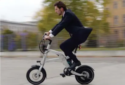  ??  ?? Sommige bedrijven bieden hun werknemers een elektrisch­e fiets aan.