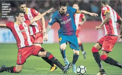  ?? FOTO: PERE PUNTÍ ?? Leo Messi, siempre rodeado de jugadores rivales