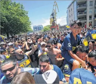  ??  ?? AFICIONADO­S. La hinchada de Boca Juniors en las calles de Buenos Aires.