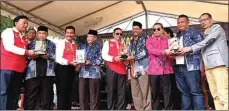  ?? FATHUR ROZI/JAWA POS ?? JAGA KERUKUNAN: Dari kiri, Bupati Sambari, tokoh Gresik di Malaysia Maghfur, Wabup Qosim, pengurus Persatuan Bawean-Malaysia Subaili, Sekkab Djoko Sulistio Hadi, tokoh masyarkat Madura di Malaysia H Supri, anggota DPRD M. Subekhi, tokoh pemuda Jawa di...