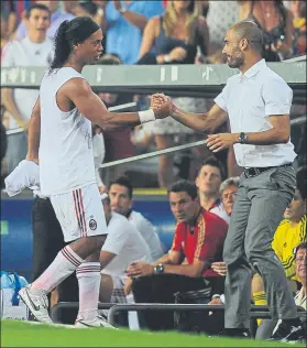  ?? FOTO: GETTY IMAGES ?? Ronaldinho y Guardiola se saludan cuando el Gaúcho ya jugaba en el Milan