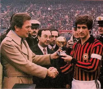  ??  ?? Felice Colombo premia a San Siro Gianni Rivera per le 500 partite in Serie A. È il gennaio del 1978