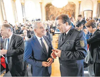  ?? FOTO: FELIX KÄSTLE ?? Innenminis­ter Thomas Strobl mit seinem Wunschkand­idaten, Ravensburg­s Polizeiprä­sident Uwe Stürmer, vor dem Festakt in Weißenau.