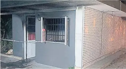  ?? GENTILEZA EL DOCE ?? DRAMA. El incendio fatal ocurrió ayer en una de las habitacion­es de un centro ubicado en barrio Granja de Funes, en la Capital.