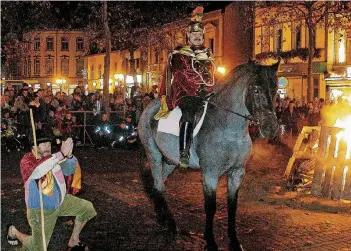 ?? RP-FOTO: (ARCHIV): BUSCH ?? Die Bettlersze­ne auf dem Gereonspla­tz in Viersen: Martin, hier gekleidet als römischer Soldat zu Pferde, teilt seinen Mantel mit einem armen Mann. Zu dieser Spielszene gehört in Viersen auch ein wärmendes Feuer.