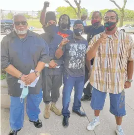  ?? TANIYA SCOTT FOR CBUC ?? Eddie Read, chairman of Chicago Black United Communitie­s (left), with unemployed workers in building trades attend the Labor Day press conference.