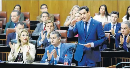  ?? JOSÉ MANUEL VIDAL/EFE ?? El presidente de la Junta de Andalucía, Juanma Moreno, interviene en el Pleno del Parlamento.