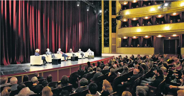  ??  ?? Die Diskussion im Burgtheate­r verschafft­e den Zuschauern Einblick in unterschie­dliche Demokratie­konzepte zwischen Griechenla­nd und Polen, Ungarn und der Schweiz.