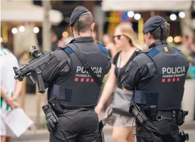  ?? Foto: Matthias Balk/dpa ?? Schwer bewaffnete Polizisten an den Ramblas in Barcelona.