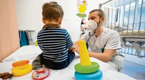  ?? Foto: Sebastian Gollnow, dpa (Archivbild) ?? Das RS-Virus trifft vor allem kleinere Kinder, die mitunter auch ins Krankenhau­s müssen.