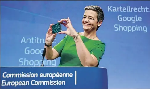  ?? OLIVIER HOSLET / EFE ?? Sanción con una
sonrisa. La comisaria de Competenci­a, Margrethe Vestager, hace una foto a la prensa durante el anuncio de la multa a Google