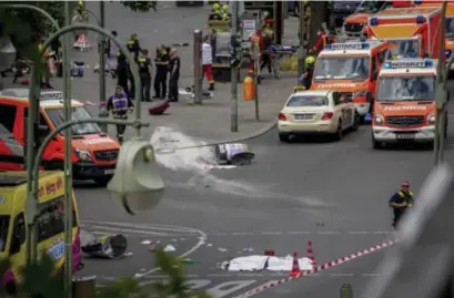  ?? FOTO AP ?? De 51-jarige leerkracht stierf ter plekke. De motieven van de bestuurder zijn nog niet bekend.