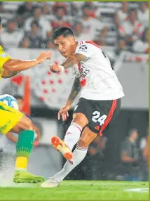  ?? FOTOS: PABLO CUARTEROLO ?? FRICCIONES. Casco y Breitenbru­ch disputan la pelota en lo que fue casi una postal del duelo entre River y Defensa. Cardozo y Acevedo, claves en el medio del visitante, marcan a Enzo Pérez. Otra escena de lo disputada que fue la noche en el Monumental.