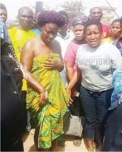  ??  ?? Ruth and her duaghter explaining their plight to the Lagos State Commission­er of Police, Imohini Edgal, when he visited the scene
