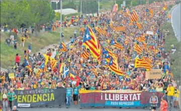  ?? AFP ?? Pro-independen­ce protesters march in San Vicenc dels Horts on Friday. Catalan separatist­s had clashed with police on Thursday.