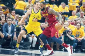  ??  ?? Bojan Bogdanovic (izq.) se encargó de frenar a LeBron James.