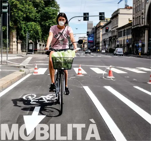  ??  ?? Su due ruote
In bicicletta su Corso Venezia: il Comune di Milano sta estendendo le piste ciclabili in città per evitare la congestion­e di auto e mezzi pubblici