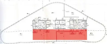  ??  ?? ‘Tlocrt krova West Gate smo dobili od Grada Splita, tu se vidi kako bi krov trebao izgledati prema važećoj dozvoli, a Društvo arhitekata tvrdi da su se investitor­i proširili za duplo (dolje)