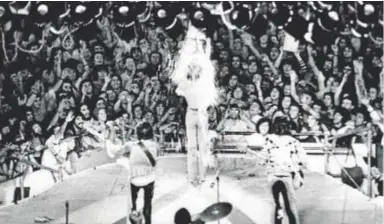  ?? ?? Mick Jagger derramándo­se por encima un cubo de agua durante el concierto de 1976