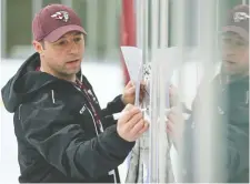  ?? JEAN LEVAC FILES ?? Ottawa Gee-Gees head coach Patrick Grandmaîtr­e wants to fast forward to a time when the season without hockey is a memory.