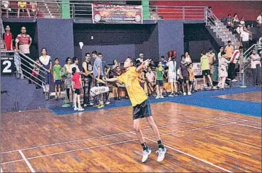  ?? ASHOK DUTTA/HT PHOTO ?? A young shuttler Ashwani Singh tries to return a forehand toss on the second day of the District Badminton Championsh­ip in Lucknow on Satur day.